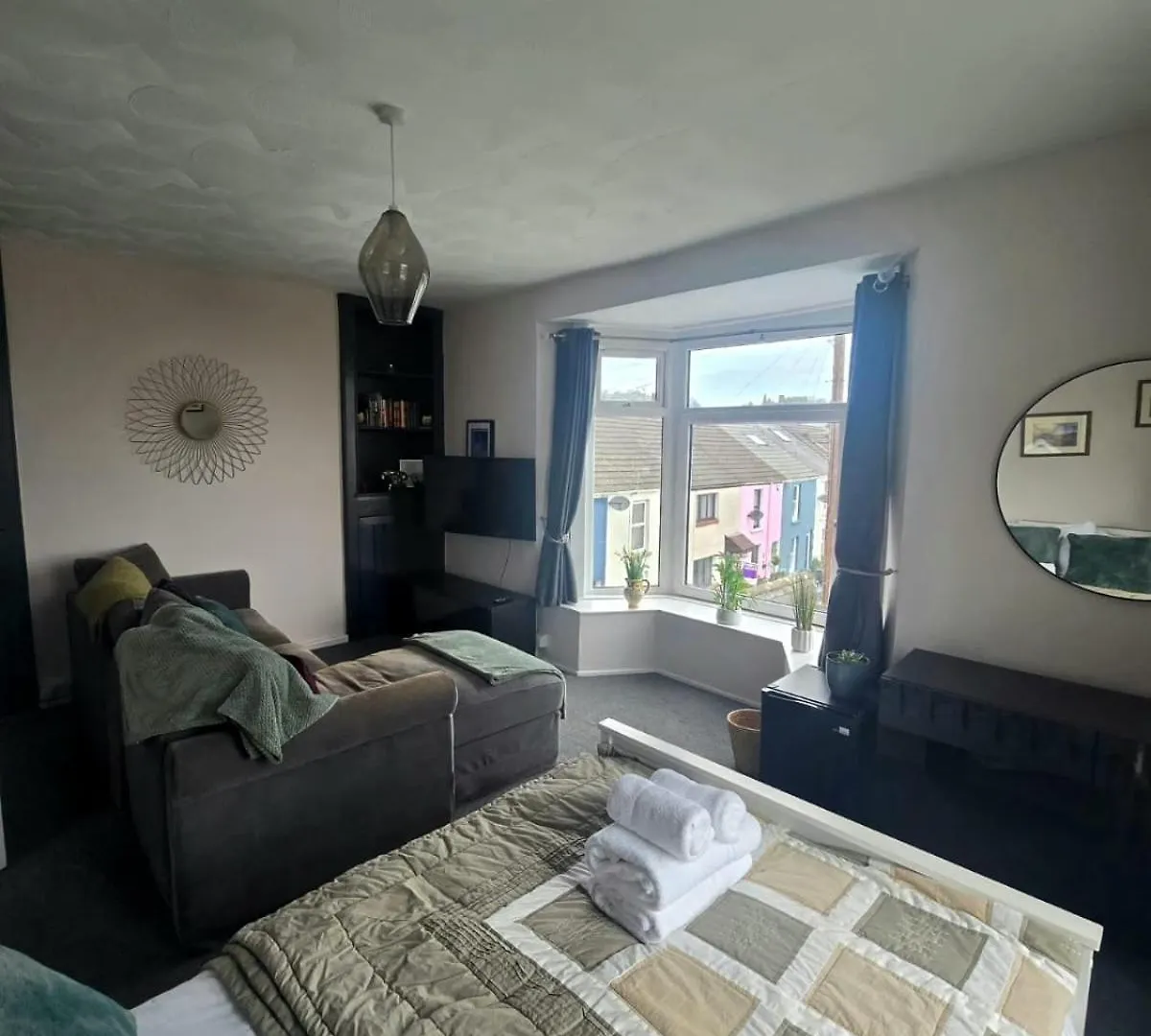 Apartment Inalong - Quirky Property With Sea Views Above An Ale House The Mumbles United Kingdom